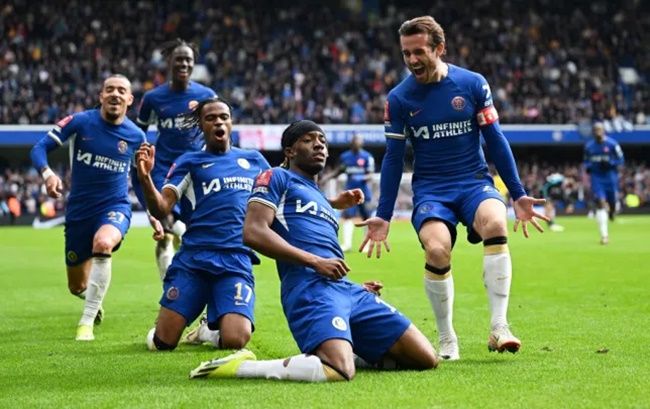 Toàn đội Chelsea “hứng rìu” cho Sterling