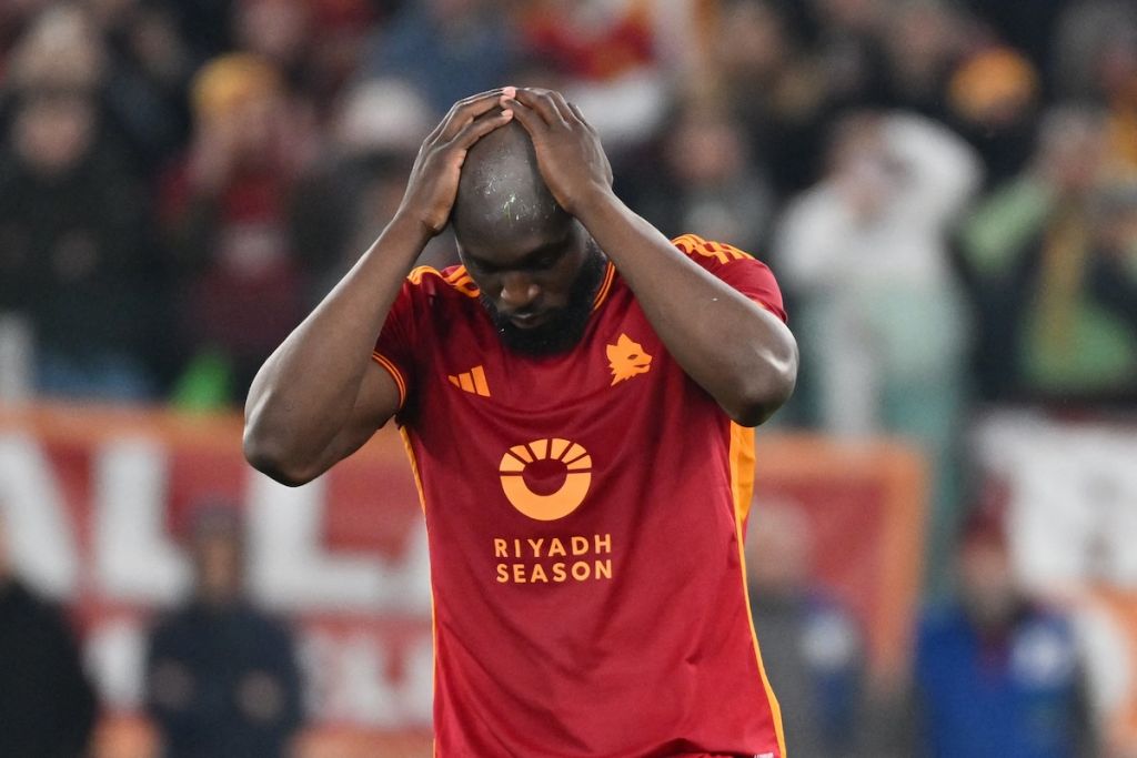 Vết gợn Lukaku trong ngày Roma vào bán kết