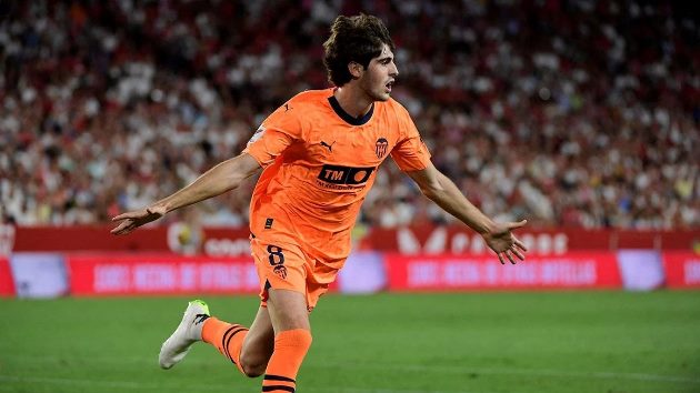 Man Utd, Newcastle ‘stalking’ of €100m star has Valencia ‘rubbing their hands’ Javi Guerra - Bóng Đá