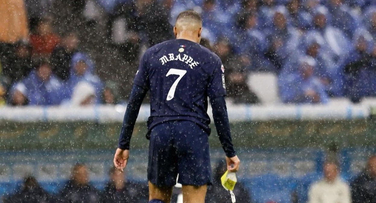 Hành động khó hiểu của Mbappe