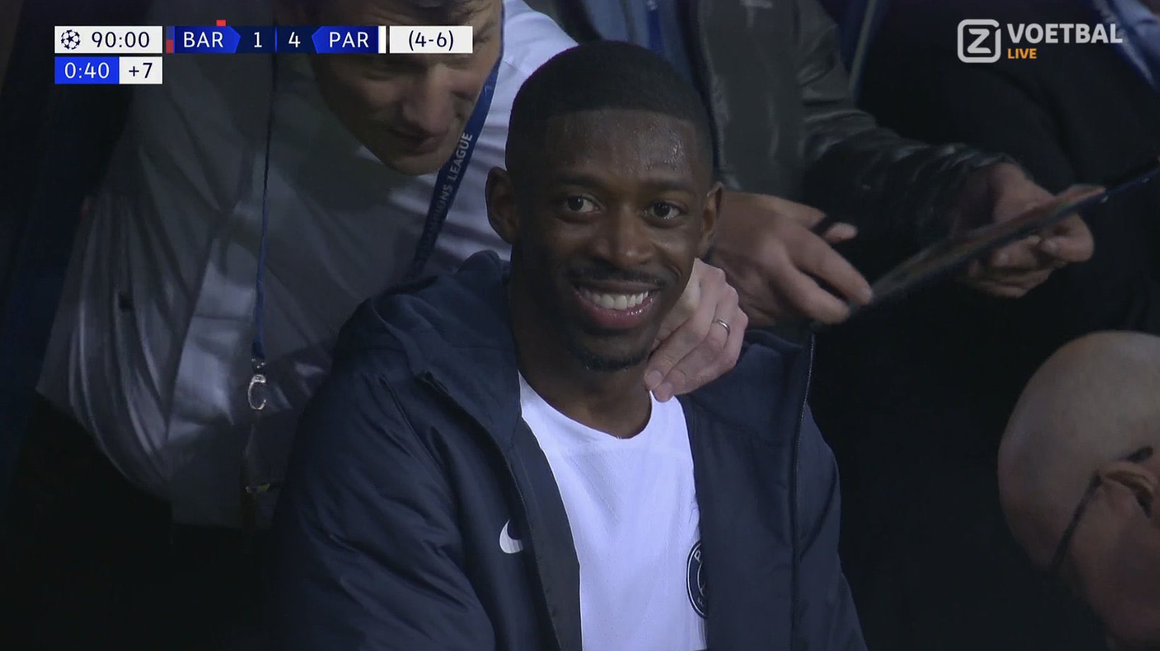 Dembele cười đùa trêu ngươi CĐV Barcelona